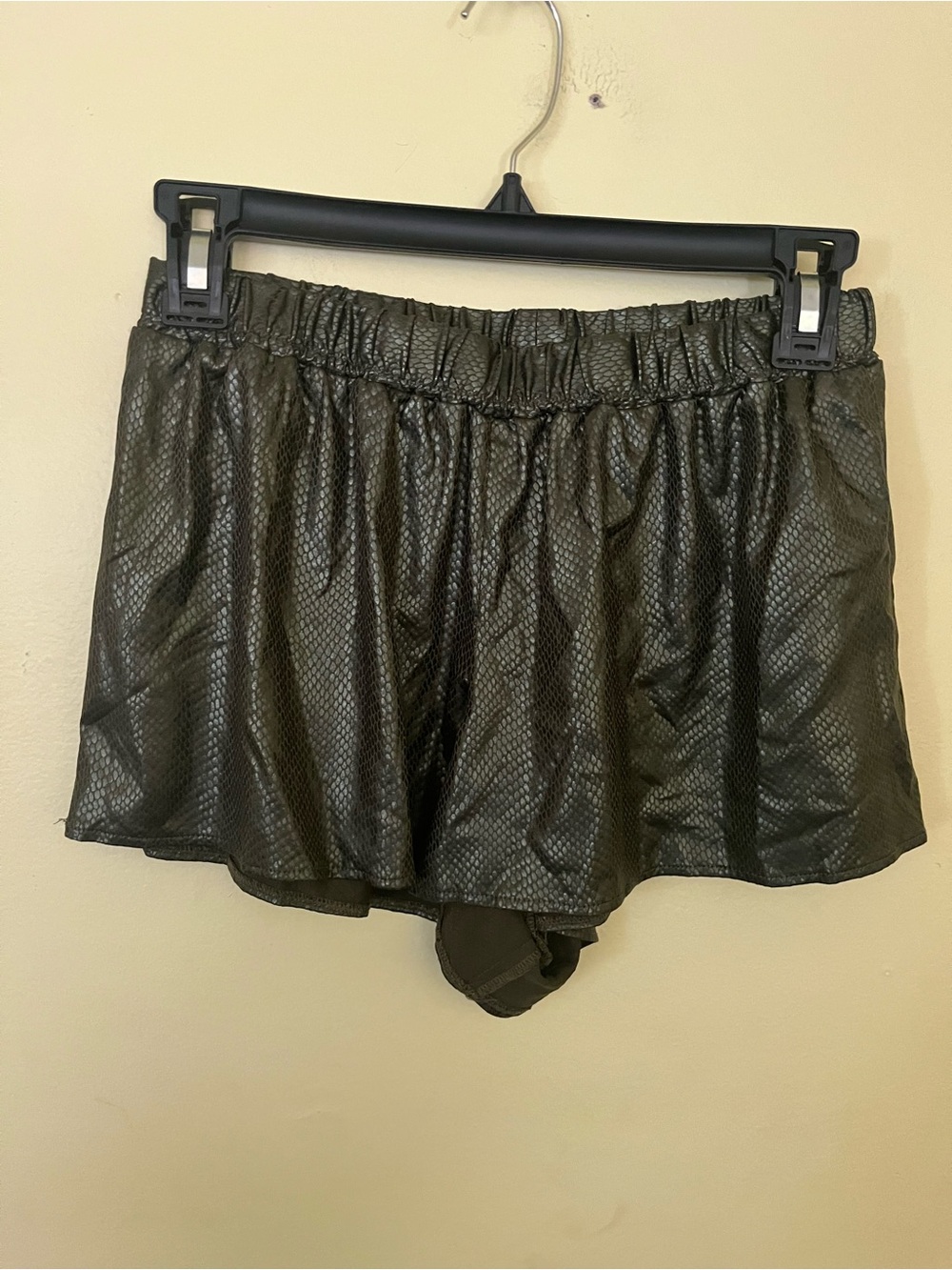 VENUS Dark Green Faux-Leather Shorts with Textured Finish Size Small